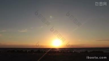 跑步运动员在海边慢跑的剪影黄昏时间运动员在橙色夕阳的辉光中在海边跑步